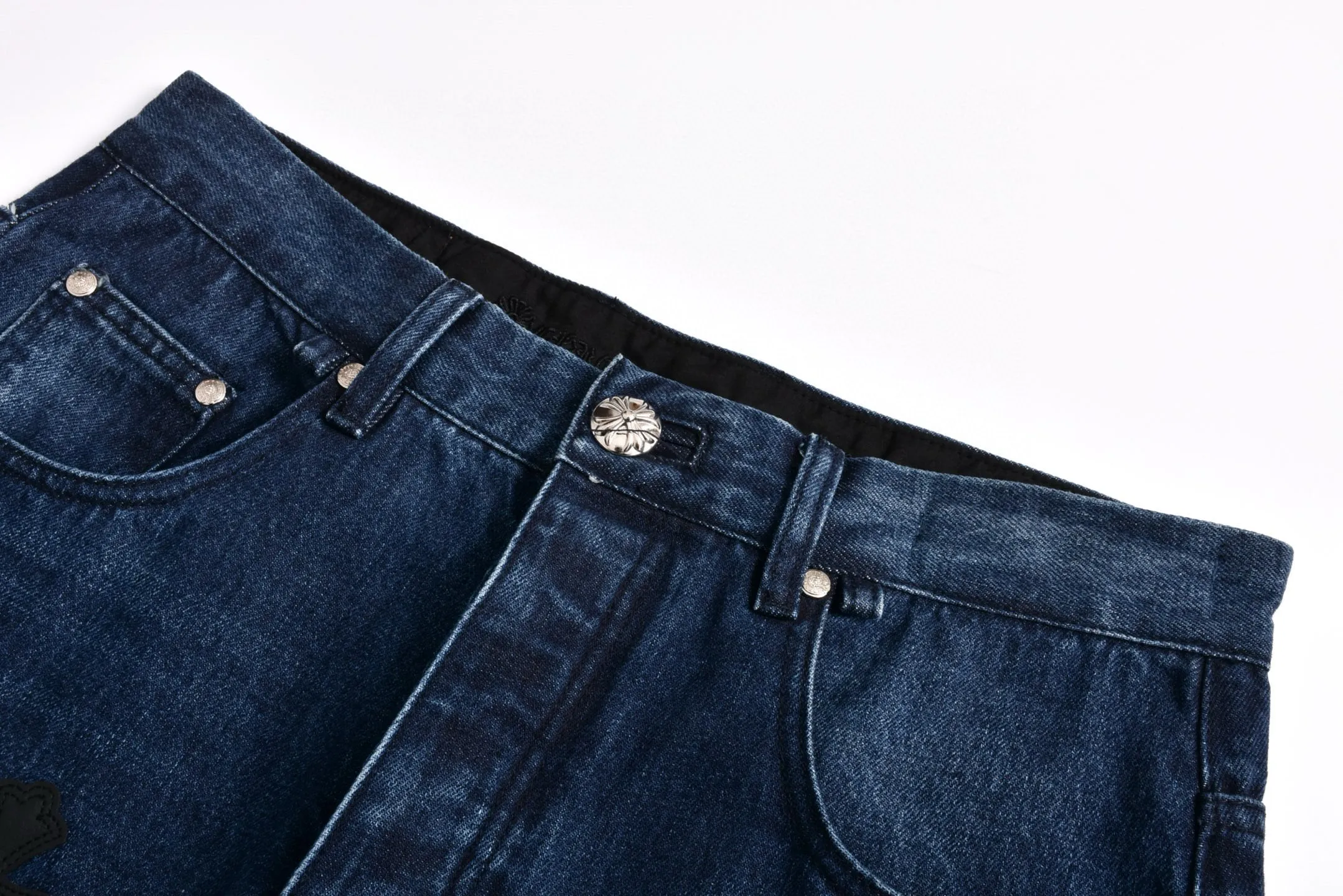 🅿️840 [Exclusive supply] CH Crow Heart limited flame patch leather jeans sCH This pair of jeans is a store VIP limited edition (can only be purchased by store VIPs) and is not an official website model, so it is even rarer. When we got it back, we found that these pants were different from the usual 501 version. These pants were made from CH's own soleplate, not the 501 soleplate. So I can only customize the fabrics myself and rely on various relationships to get the raw material fabrics. The washing process also took dozens of attempts to finally achieve the effect we wanted. This pair of pants uses a total of 35 pieces of leather, all of which are second-layer cowhide. Therefore, whether the material is leather label or wash label, fabric or hardware, the mold needs to be re-opened and the cross must be sewn manually (for restoration, it can only be done manually) Size: 32-34-36-38